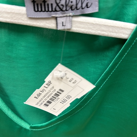 Perfect for St Patrick’s Day!! Emerald green V neck top - Picture 4 of 6